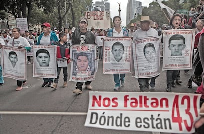 Familiares de los 43 reprueban confusión por detenido