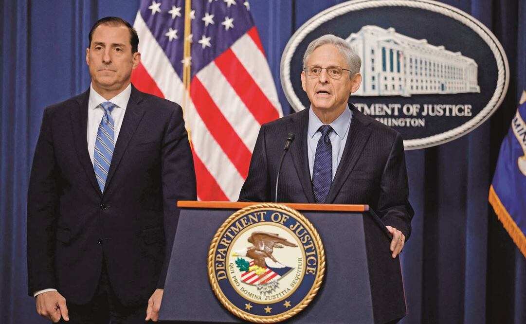 El fiscal general Merrick Garland (der.), y el principal fiscal del Departamento de Justicia en Chicago, John Lausch, en una conferencia de prensa en Washington. Foto: AFP
