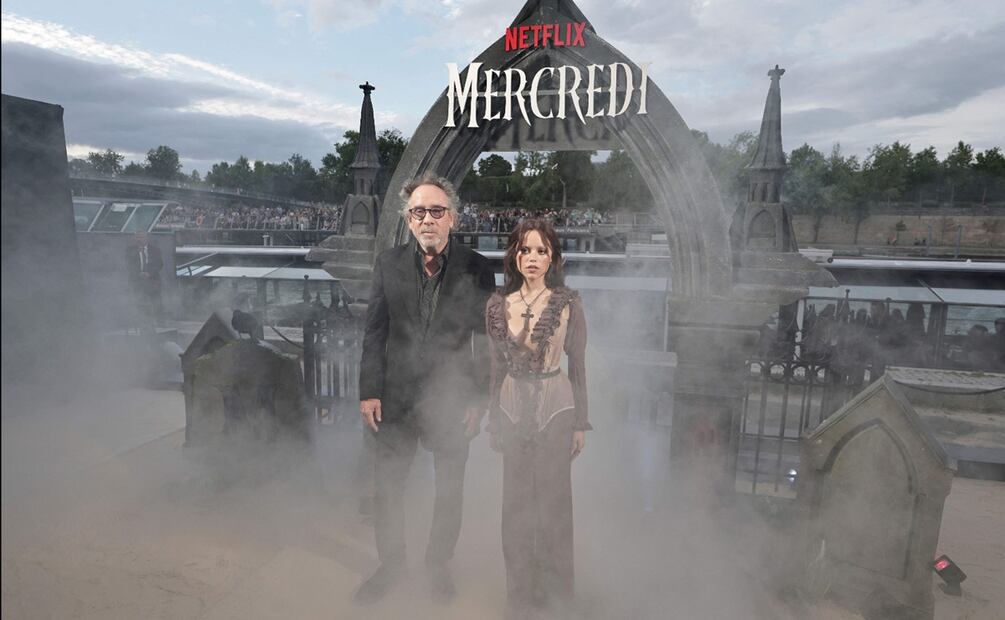 El director estadounidense Tim Burton (izq.) y la actriz estadounidense Jenna Ortega posan durante el estreno de la segunda temporada de la serie de misterio sobrenatural de Netflix "Wednesday" en París el 31 de julio de 2025. Foto: STEPHANE DE SAKUTIN / AFP.