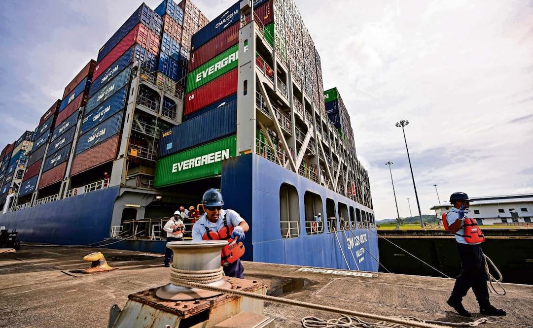 Personal del canal de Panamá asegura el buque portacontenedores CMA CGM Arctic, con bandera maltesa; se restringirá el tránsito de embarcaciones por la sequía producto de El Niño. Foto: MARTIN BERNETTI/AFP
