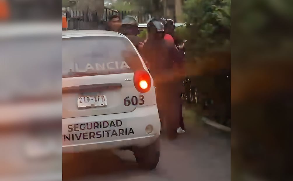 Al intentar sacarlo de las instalaciones, los uniformados fueron interceptados por trabajadores de Seguridad Universitaria. | Foto: Captura de pantalla.