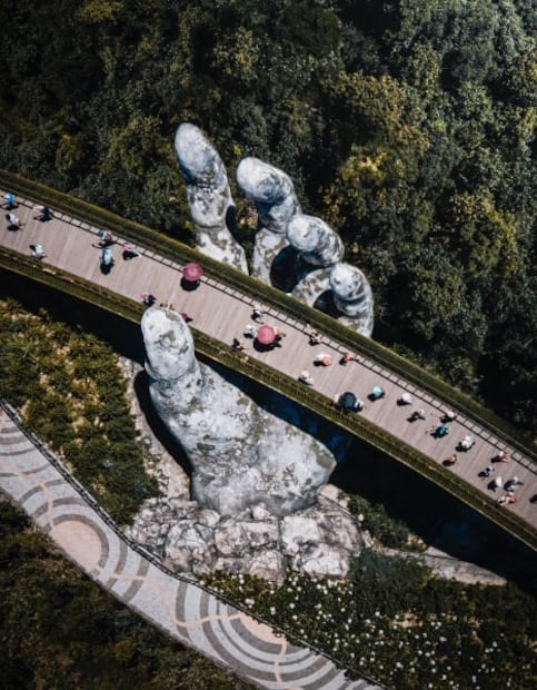 Conoce el puente de las manos gigantes en 7 datos