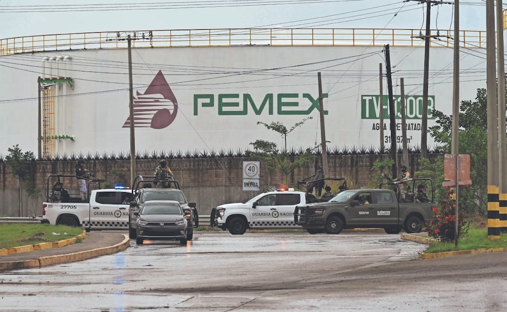Tras el incendio, elementos del Ejército y la Guarida Nacional resguardaron el perímetro de la refinería de Dos Bocas, ubicada a casi 80 kilómetros de la ciudad de Villahermosa. Foto: Luma López/ EL UNIVERSAL