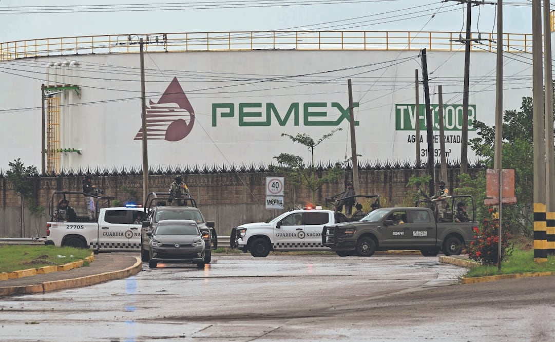 Tras el incendio, elementos del Ejército y la Guarida Nacional resguardaron el perímetro de la refinería de Dos Bocas, ubicada a casi 80 kilómetros de la ciudad de Villahermosa. Foto: Luma López/ EL UNIVERSAL