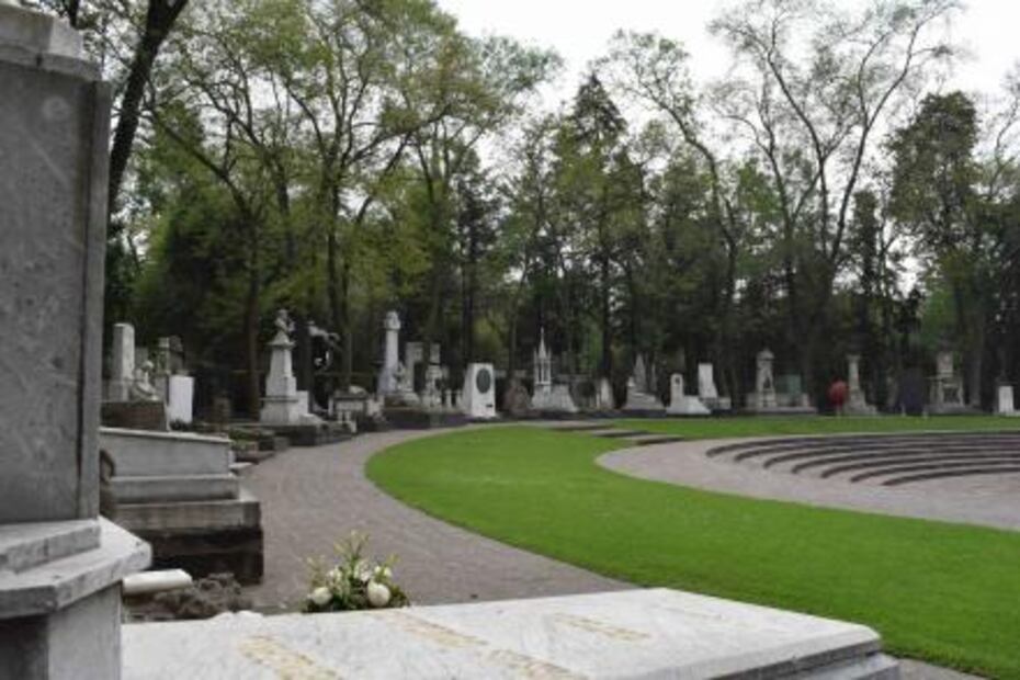 Sepulturero, oficio que se aprende desde niño