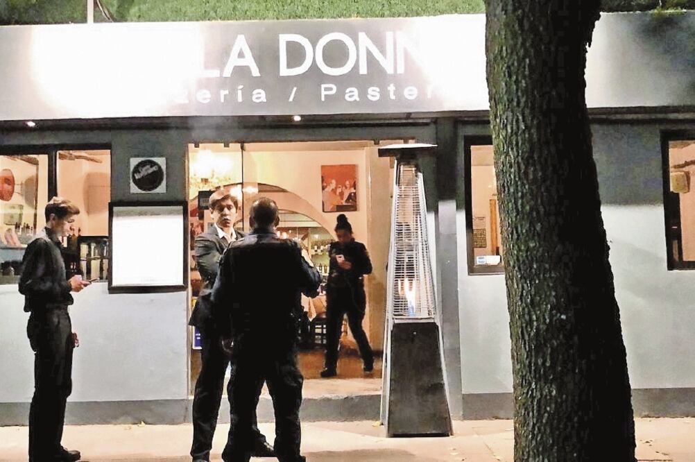 El europeo, de 35 años, pagaba la cuenta cuando un sujeto armado se le acercó y le disparó, tras el ataque escapó en una motocicleta junto a un cómplice. (ESPECIAL)