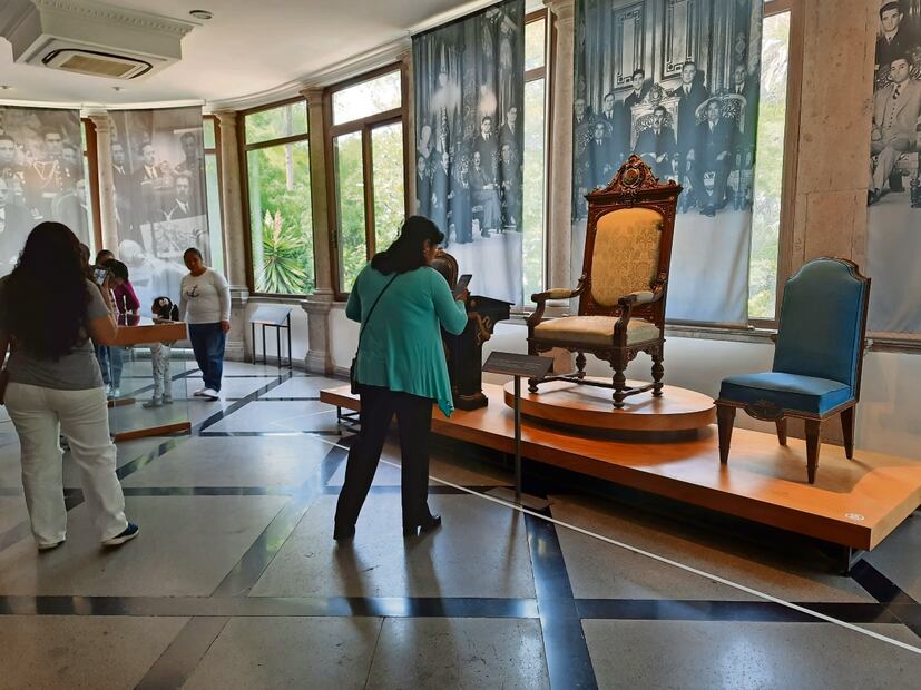 La silla presidencial de Lázaro Cárdenas, que estaba en Palacio Nacional, ahora se exhibe en Los Pinos con escasas medidas de seguridad. Foto: Frida Juárez / EL UNIVERSAL