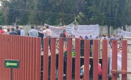 Integrantes del SME protestan afuera de San Lázaro en apoyo a reforma eléctrica de AMLO