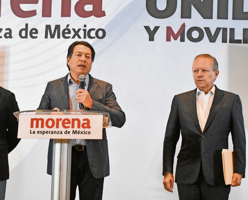 El ministro en retiro Arturo Zaldívar (der.) acudió a la conferencia de prensa que organizó el líder nacional de Morena, Mario Delgado, para dar a conocer diversos recursos legales que se interpondrán contra la ministra presidenta de la Suprema Corte de Justicia. Fot: de Eduardo Castañeada. El Universal