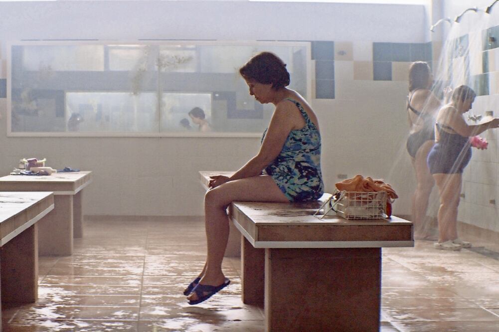 La nominada al Oscar interpreta a doña Flor, una empleada de oficina gubernamental que desea salir de su invisibilidad. (CORTESÍA)