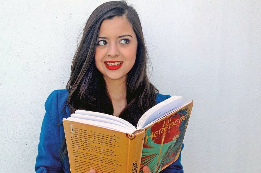 En su canal de YouTube, bautizado como Letras Claras, la joven hace reseñas de obras de literatura clásica y de novedades con temáticas compartidas por los adolescentes (ESPECIAL)