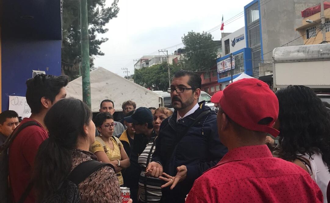 El director del CCH Naucalpan, Keshava Quintanar Cano, en las inmediaciones del plantel (Foto: especial)
