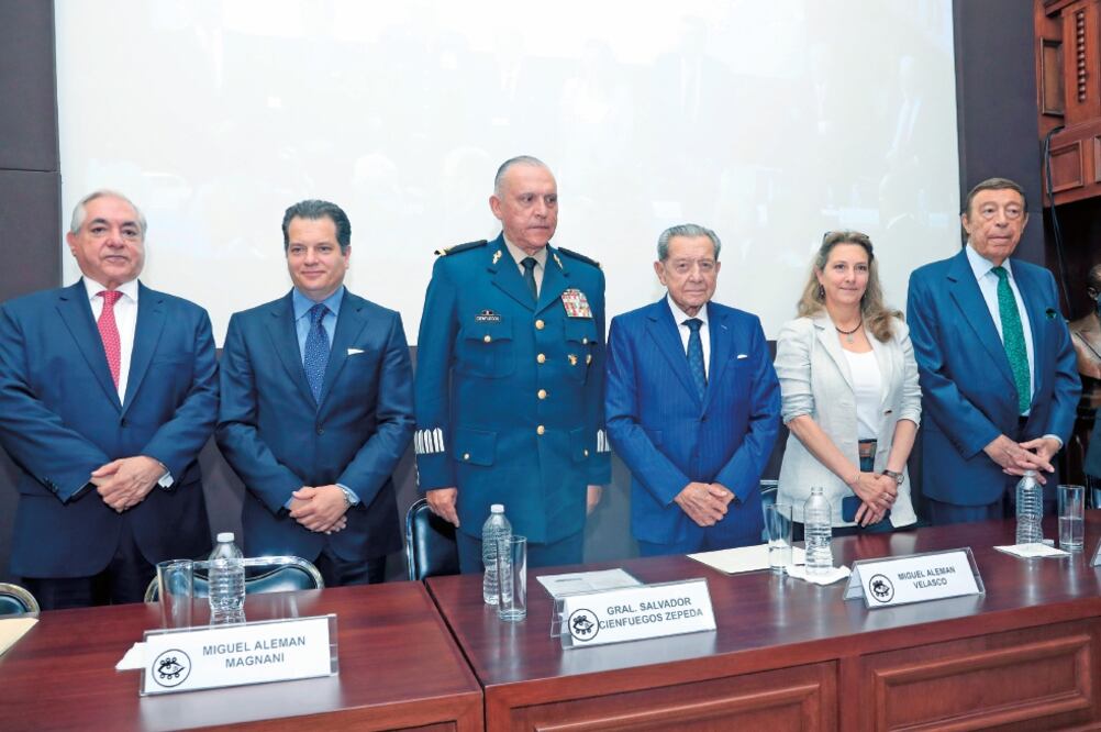 El titular de la Sedena, Salvador Cienfuegos (centro) y Miguel Alemán (cuarto de izq. a der.), presidente del Patronato de la Fundación Alemán. Foto: IRVIN OLIVARES. EL UNIVERSAL