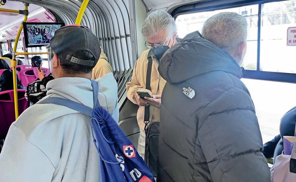 Los capitalinos volvieron a sacar chamarras y bufandas del clóset, ya que desde el domingo descendió la temperatura. Fotos: Fernanda Rojas y Rafael García / EL UNIVERSAL