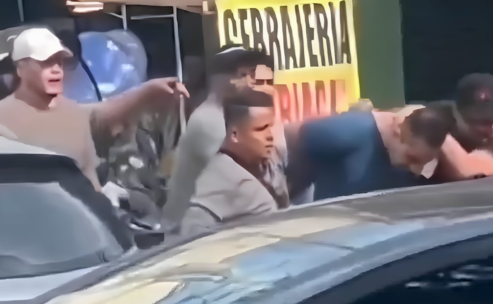A Jovany Santa Cruz Molina, se le identifica como un estrecho colaborador de Samuel Santos Carvajal, alias "El Chamaco", señalado como autor material del doble homicidio. | Foto: Captura de pantalla.