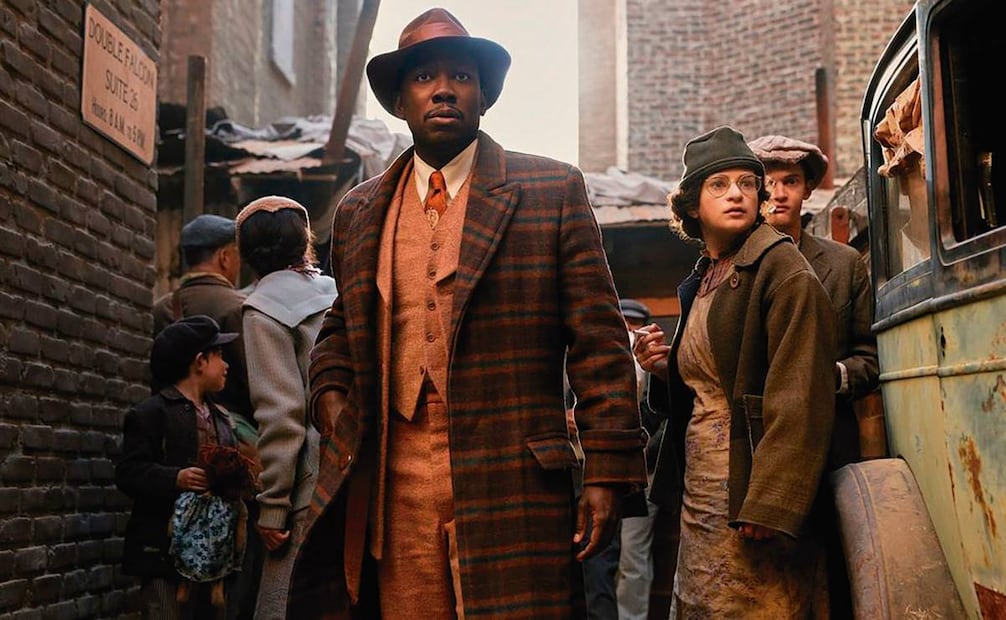 Lamorne Morrison da vida a Robbie Robertson, un periodista independiente y uno de los aliados más cercanos de Spider-Noir. Foto: Prime Video