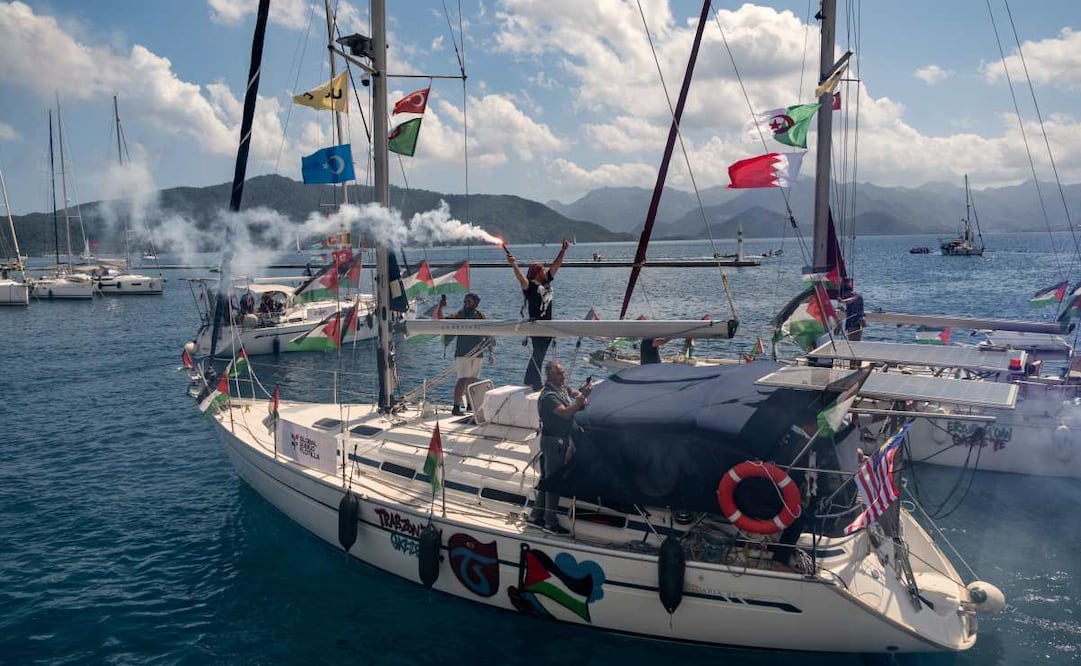Barcos pertenecientes a la Flotilla Global Sumud, que transportaban activistas y ayuda humanitaria, partieron hacia Gaza desde el puerto de Marmaris, Turquía, el jueves 14 de mayo de 2026, en un intento por romper el bloqueo naval israelí. Foto: AP