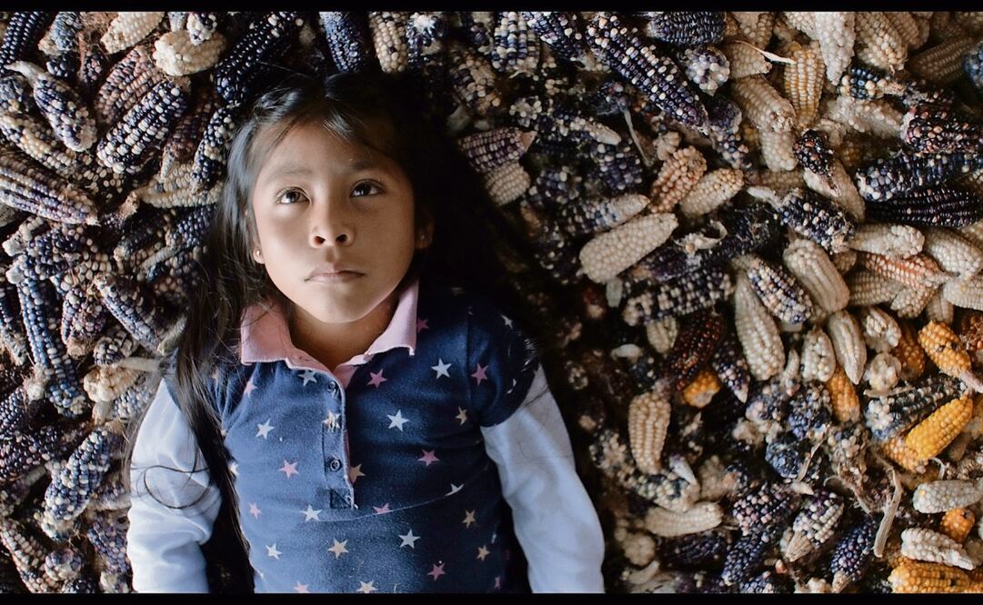 La niña Danae Ahuja fue guiada por Ángeles Cruz dentro y fuera del set que se encontraba en Villa Guadalupe Victoria, Oaxaca, la comunidad de donde es originaria la realizadora. Foto: Piano