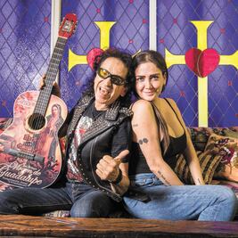 Celia Lora salió igualita a su padre: libre y rockera