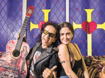 Celia Lora salió igualita a su padre: libre y rockera