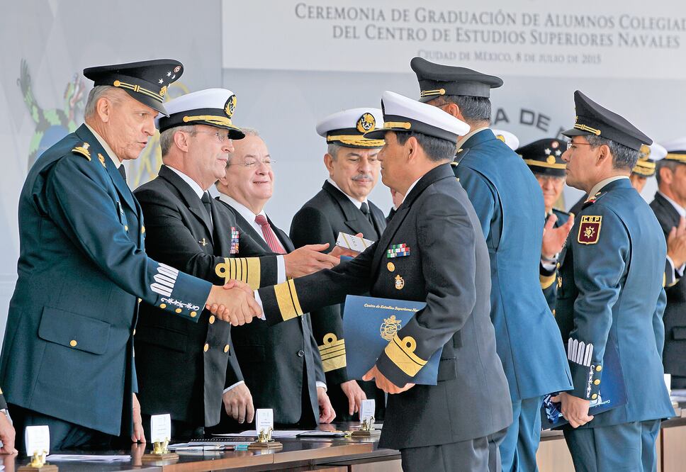 Los secretarios de la Defensa Nacional, Salvador Cienfuegos, y de la Marina, Vidal Francisco Soberón, encabezaron la graduación de 298 alumnos en el Cesnav