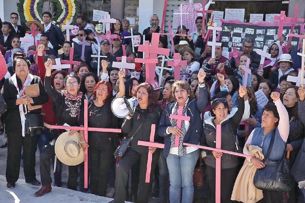 En el recorrido las manifestantes cargaron cruces de color rosa en honor a quienes murieron violentamente. (EMILIO FERNÁNDEZ. EL UNIVERSAL)