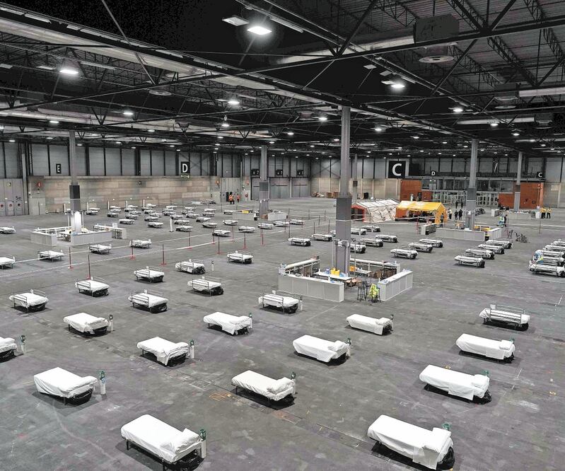 Fotografía cedida por el gobierno regional de Madrid, España. En esta se visualiza las instalaciones del hospital temporal construido en un pabellón en el centro de convenciones y exposiciones Ifema. Foto: AFP