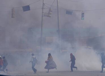Seguidores de Luis Arce y Evo Morales se enfrentan a golpes en marcha rumbo a La Paz