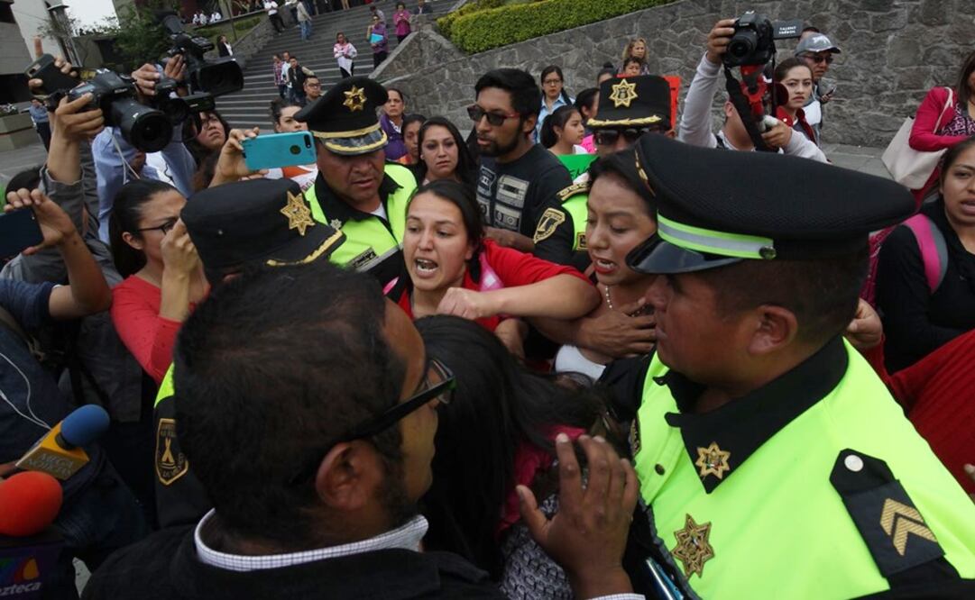 Durante la protesta organizada frente a la Fiscalía de la entidad, los padres fueron avisados sobre la presunta liberación del docente, desatando confusión entre ellos y los familiares del presunto agresor. Foto: Jorge Alvardo / EL UNIVERSAL