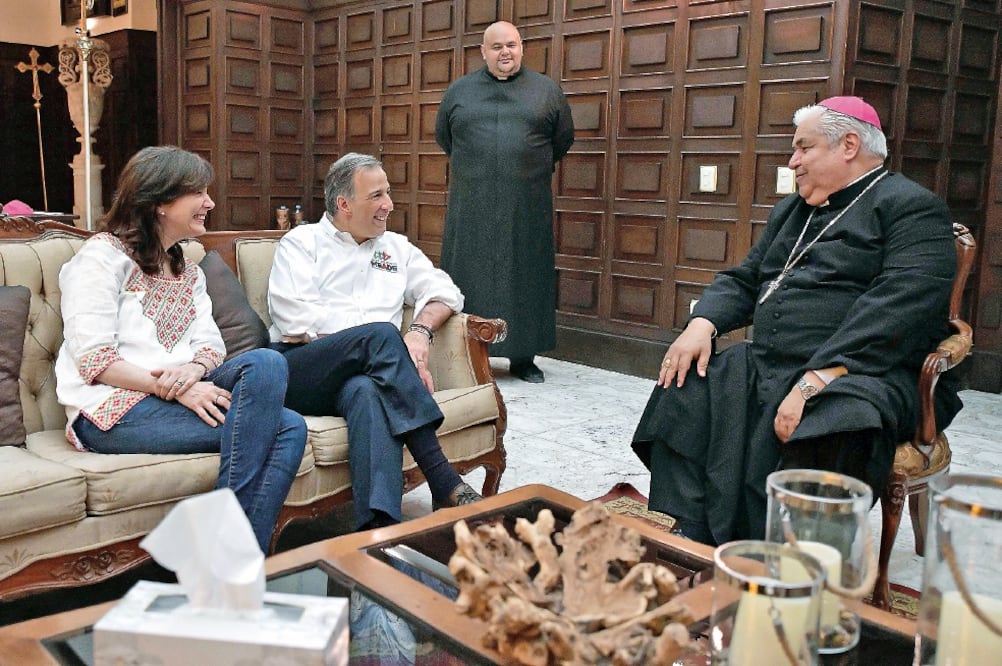 José Antonio Meade, candidato presidencial de PRI, PVEM y Panal, visitó al arzobispo de Monterrey, Rogelio Cabrera López, en su oficina ubicada a un costado de la Catedral regiomontana (ESPECIAL)