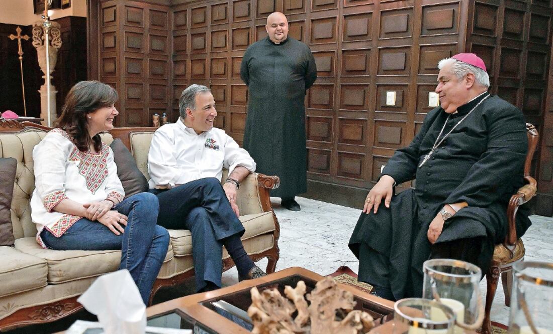 José Antonio Meade, candidato presidencial de PRI, PVEM y Panal, visitó al arzobispo de Monterrey, Rogelio Cabrera López, en su oficina ubicada a un costado de la Catedral regiomontana (ESPECIAL)