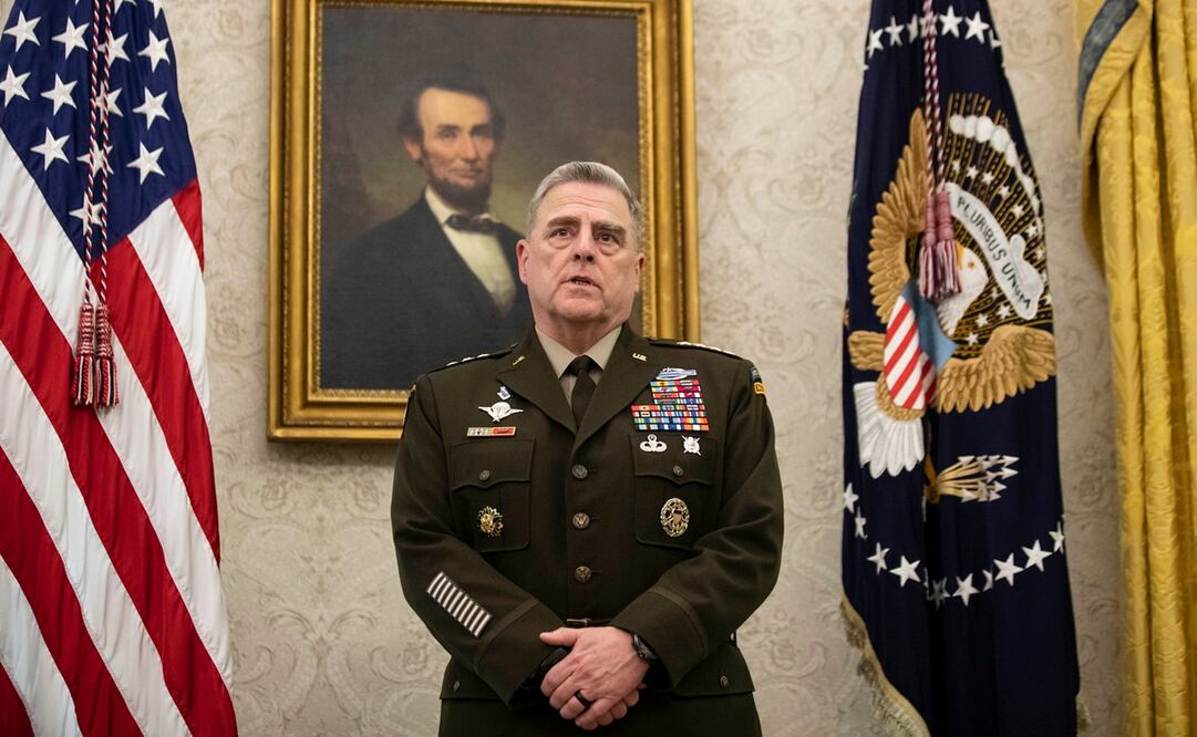 El jefe del Estado Mayor de Estados Unidos, el general Mark Milley, acompañó al presidente Trump a una iglesia durante protestas por muerte de George Floyd (Foto: AP)