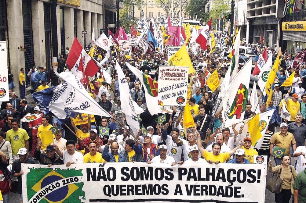 Miles de personas, entre los que hubo estudiantes y empresarios, durante una protesta contra la corrupción, en la gestión del entonces mandatario Luis Inacio Lula da Silva, en septiembre de 2005, en Sao Paulo. FOTO: ARCHIVO AP
