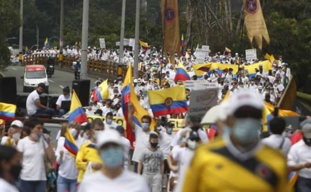 Vestidos de blanco, miles de colombianos piden "paz" en Medellín y Bogotá