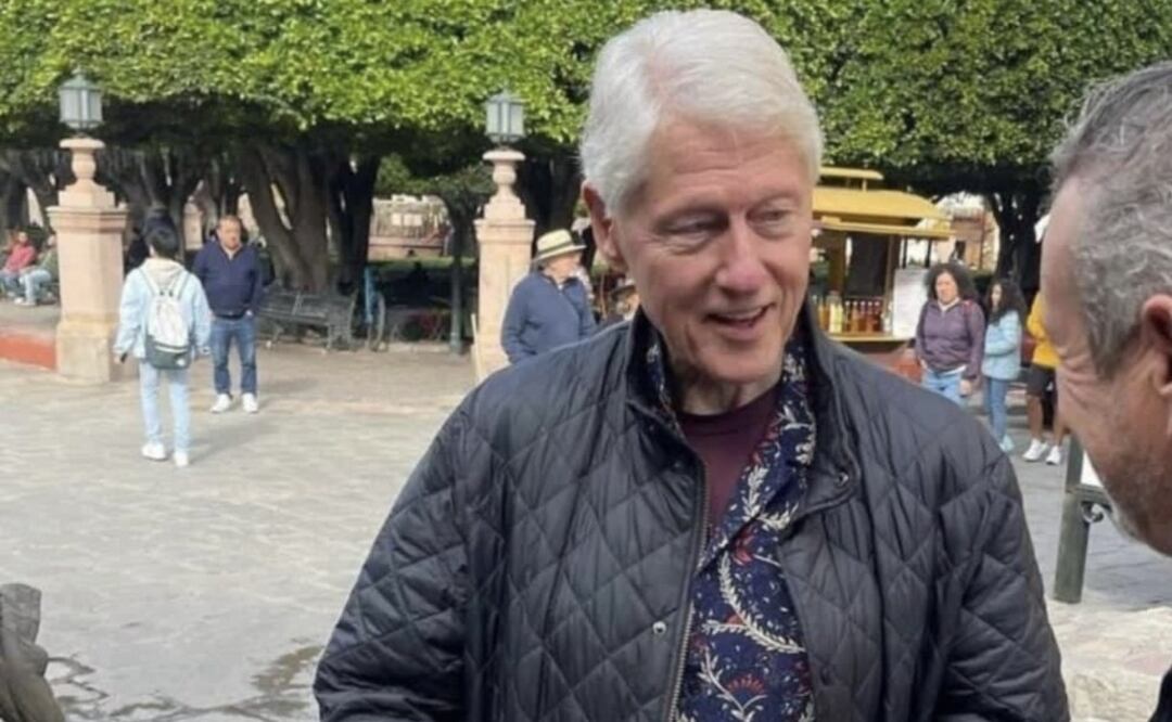 El expresidente estadounidense Bill Clinton se pasea por la plaza principal de San Miguel de Allende. Foto: @MauricioTrejoP