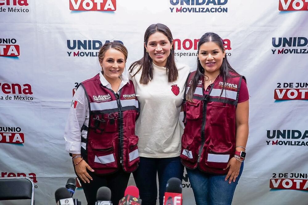 Viridiana Valencia Vargas (centro), diputada con licencia del Congreso local, en conferencia con la dirigente estatal de Morena, Dulce Huerta (der.), y la candidata Azucena López (izq.) Foto: Especial