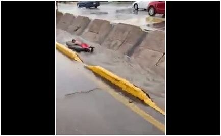¡Y se marchó! Joven aprovecha inundación para surfear, pero...
