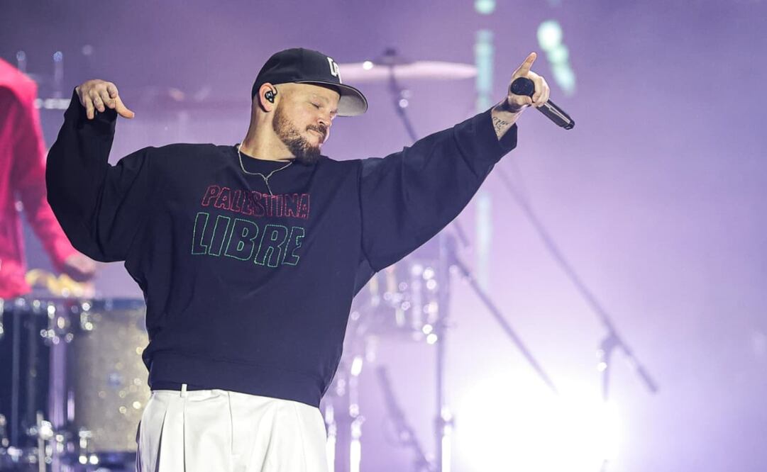 Residente llenó de consignas su discurso durante su show. Foto: Gabriel Pano El Universal