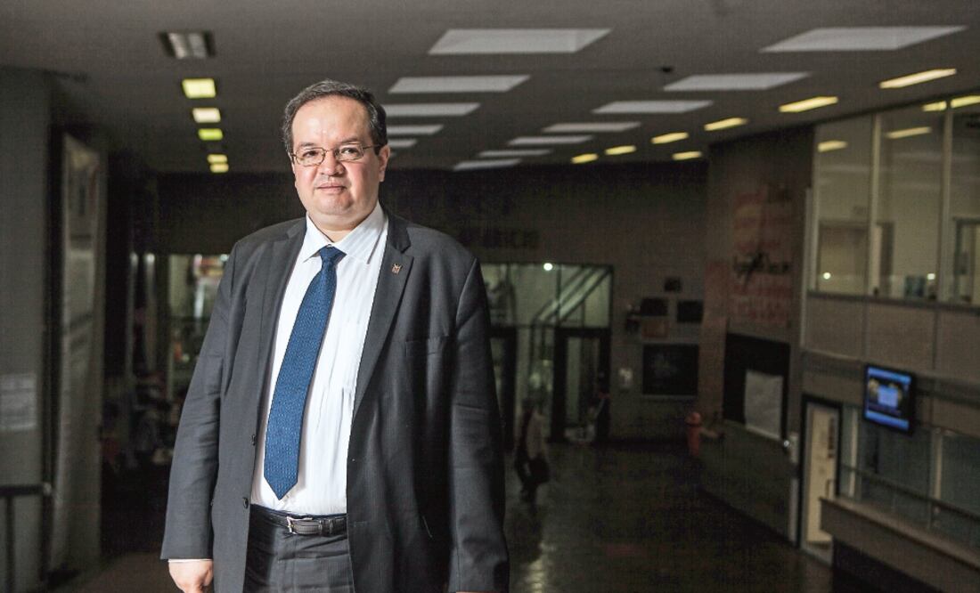 Leonardo Lomelí Vanegas tiene 45 años, es licenciado en Economía y en Historia por la UNAM. Es docente de la facultad que dirige desde 1994. Pertenece al Sistema Nacional de Investigadores donde tiene el nivel I (ARCHIVO EL UNIVERSAL)