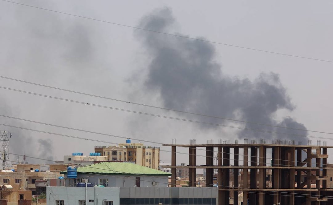 Se registraron explosiones en Jartum, capital de Sudán, durante los combates de este jueves. Foto: AFP