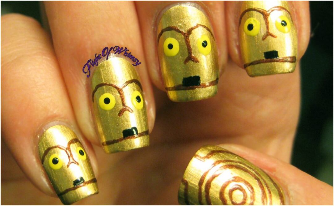 1.- Citripio: Puedes llevar a este personaje en tus uñas con una base dorada y contornear los detalles con color marrón, amarillo, y negro.