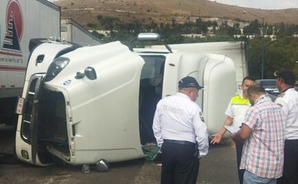Volcadura de tráiler afecta circulación en Tlalnepantla 