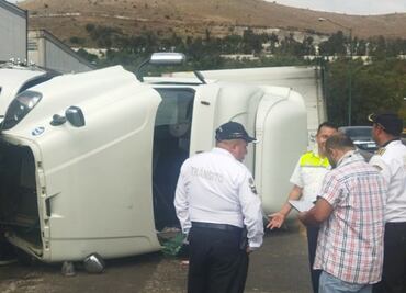 Volcadura de tráiler afecta circulación en Tlalnepantla