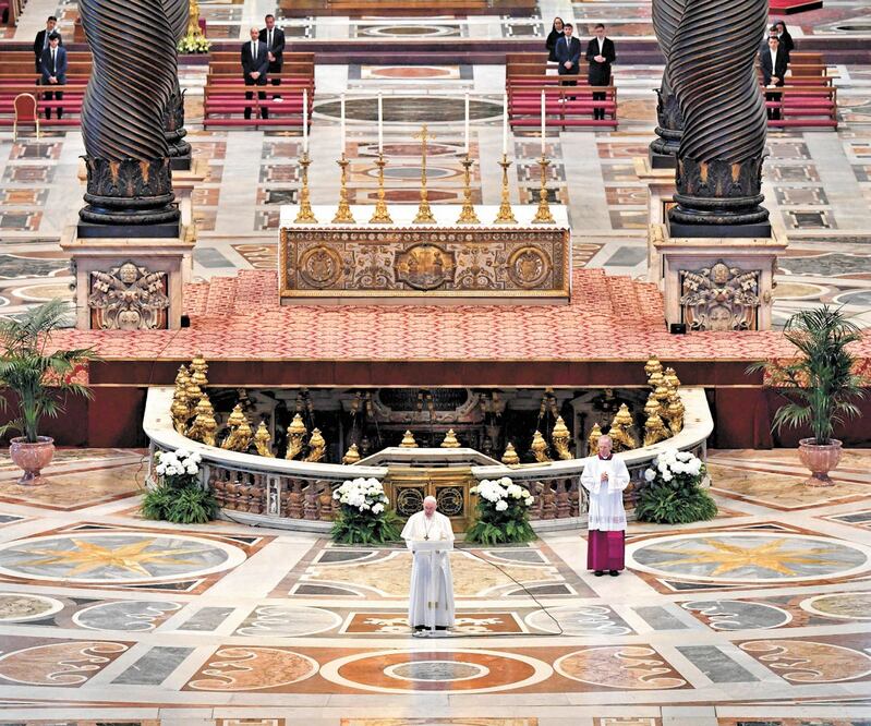 El papa Francisco dirige la Misa de Pascua en la Basílica de San Pedro, en El Vaticano, sin fieles, debido a la pandemia del coronavirus. Foto: EFE
