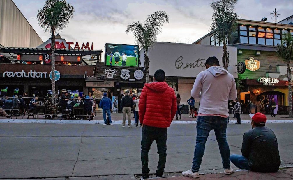 Fanáticos del futbol ven un juego en un restaurante en Tijuana, donde pernoctarán los iraníes.  Foto: AFP