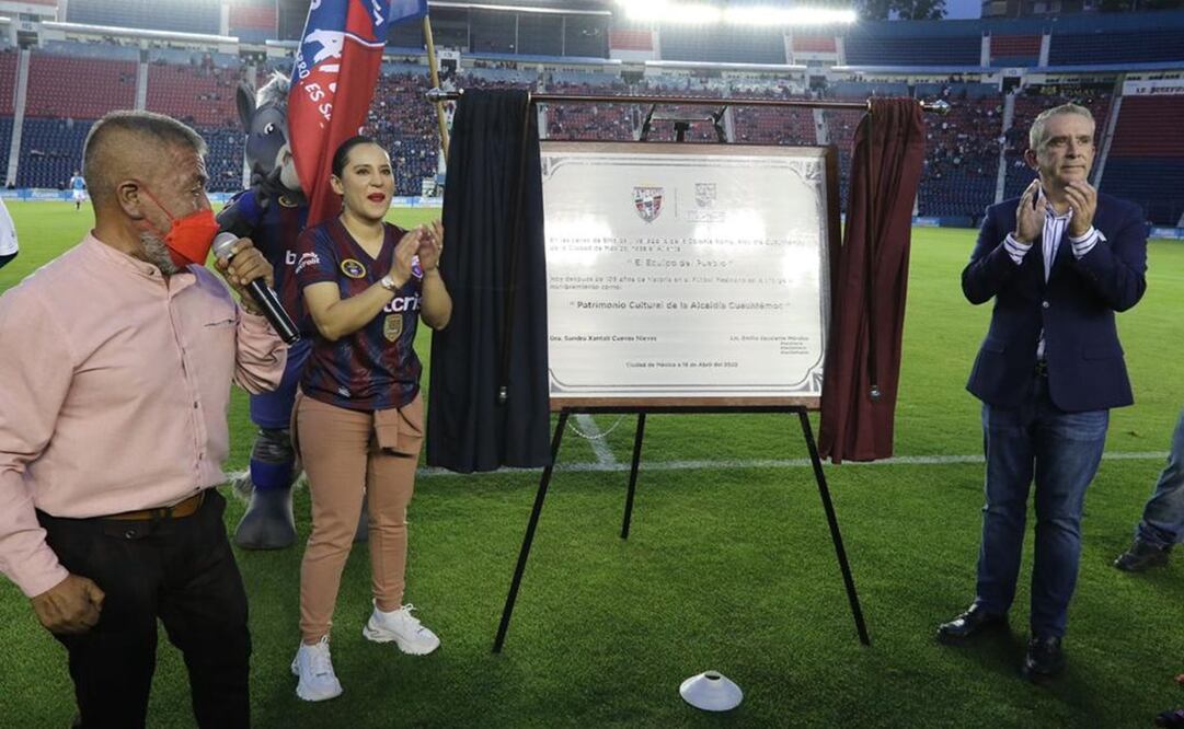 Develación de la placa conmemorativa por los 106 años de fundación del club azulgrana. Foto: Especial 