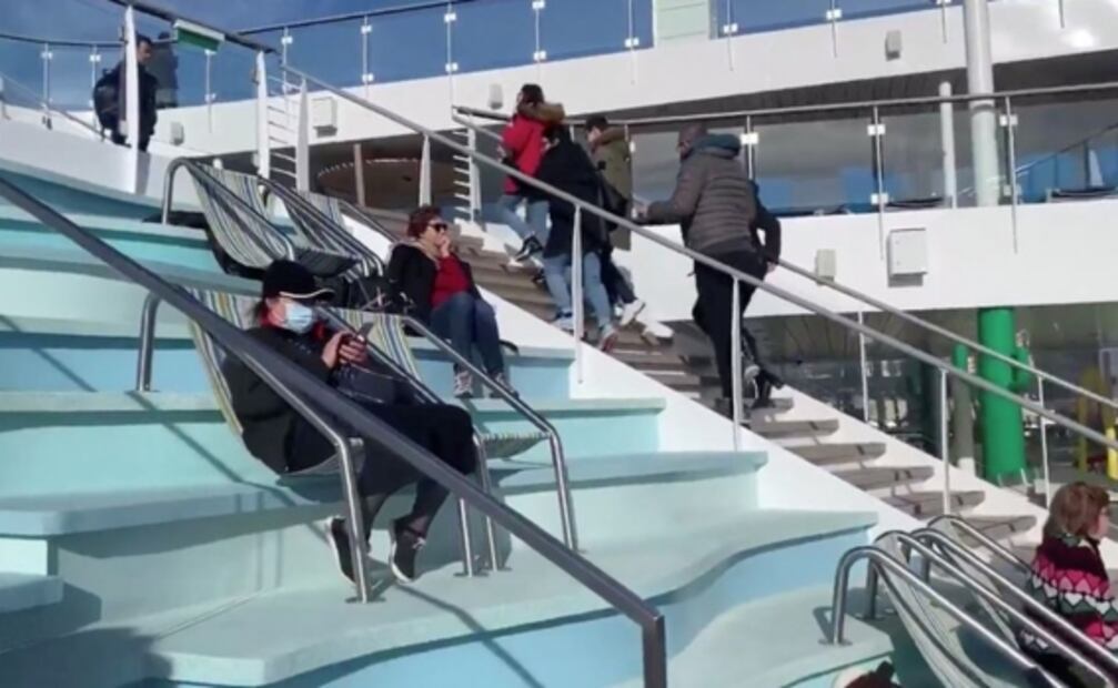 Así se ven los pasajeros del crucero "detenido" por posible caso de coronavirus en Italia 