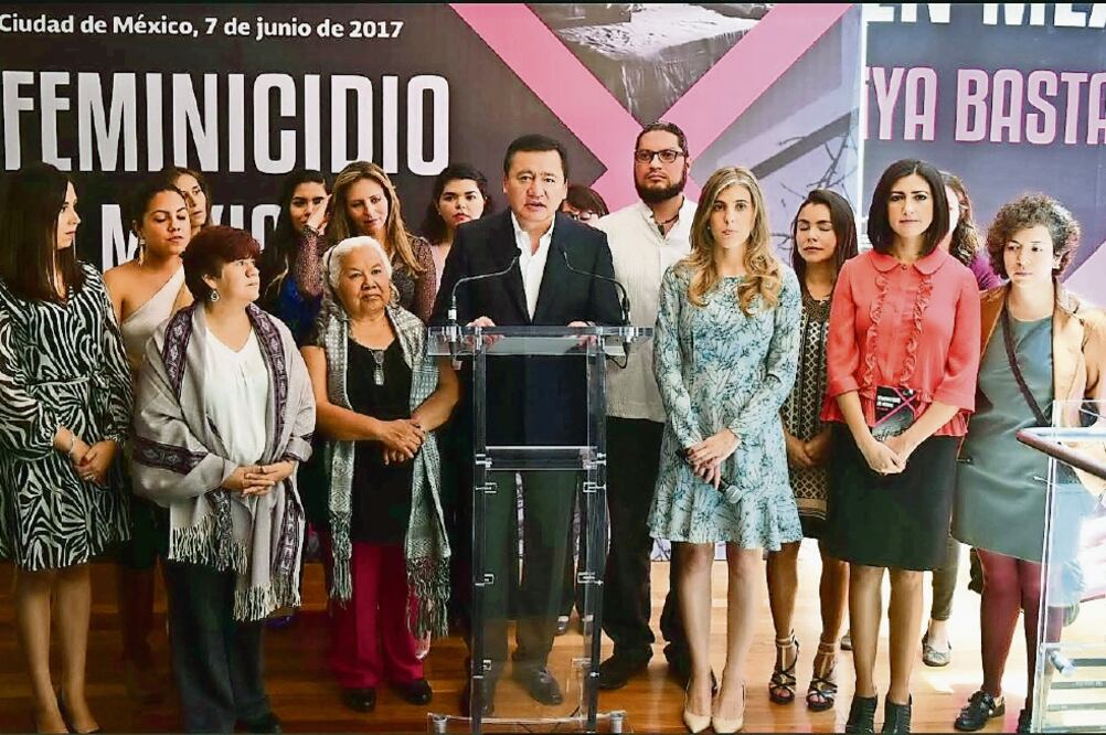 Miguel Ángel Osorio, titular de la Segob, visitó la exposición Feminicidio en México ¡Ya Basta!, que se exhibe en el Museo de Memoria y Tolerancia. FOTO: SEGOB
