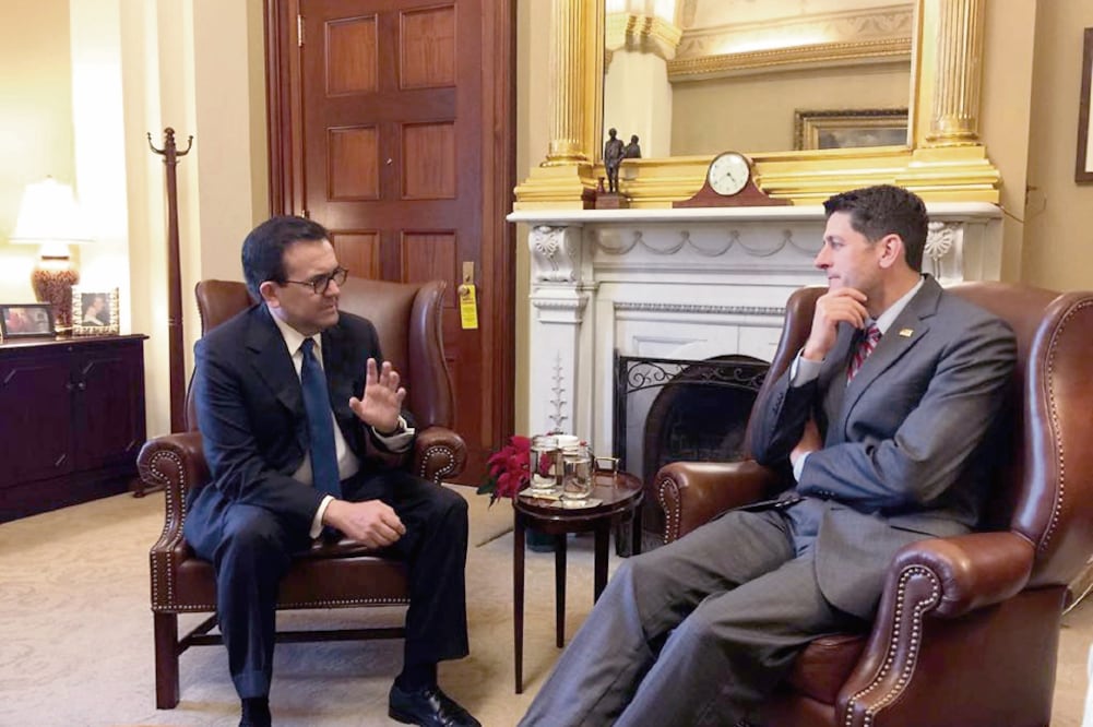 El titular de Economía, Ildefonso Guajardo (izq.), concluyó una visita de traba jo en EU, donde se reunió con el líder de la Cámara de Representantes, Paul Ryan (CORTESÍA)