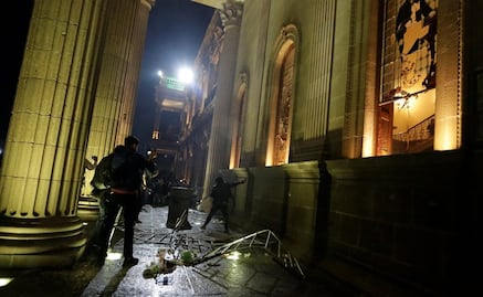 Protestan en Macroplaza; grupo vandaliza Palacio de Gobierno de NL